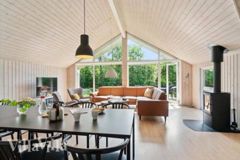 Det stora ljusa vardagsrummet i lyxstuga nr 352 för 14.