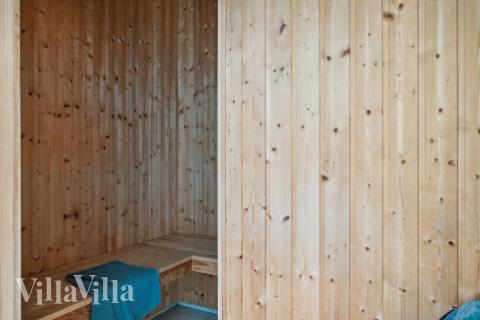 Njut av bastuvärmen i lyxstuga nr 352 för 14 personer