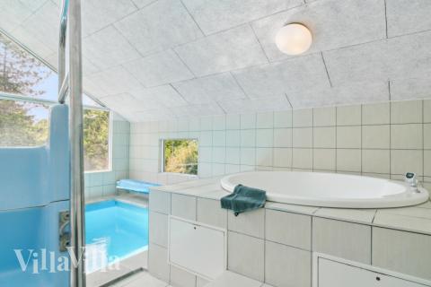 Njut av spabadets värme i lyxstuga nr 352 i Nordsjälland