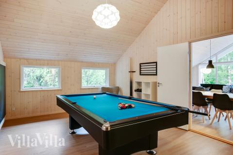 Lyxstuga 352 för 14 personer har ett stort aktivitetsrum med bl.a. biljard och dart