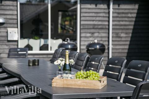 Stor terrass i lyxstuga nr 351 i Nordsjälland.