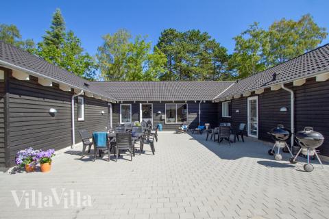 Njut av en grillkväll på terrassen i lyxstuga nr 351 i Nordsjälland