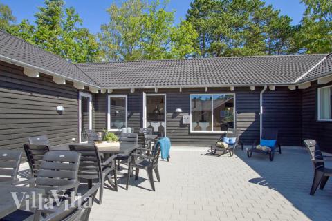 På terrassen i sommarhus nr 351 finns det plats för upp till 22 gäster.