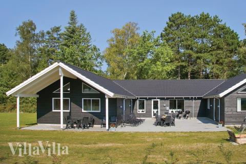 Den praktfulla poolstugan nr 351 med plats för 22 personer ligger i Nordsjälland