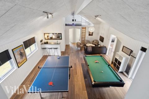 Lyxstuga 351 för 22 personer har ett stort aktivitetsrum med bl.a. biljard och dart