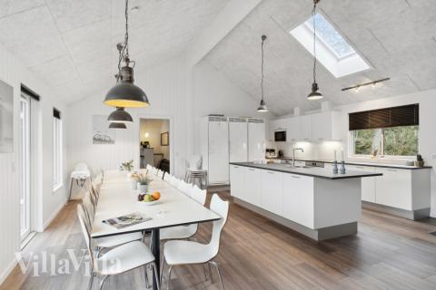 Det stora ljusa vardagsrummet i lyxstuga nr 351 för 22.