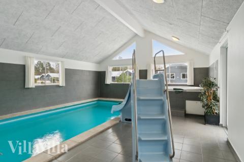 Den härliga poolen i lyxstuga nr 351 för 22 personer