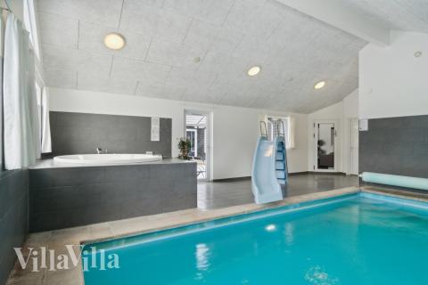 Sommarstuga 351 är inredd med en smakfull poolavdelning som har vattenrutschbana, ett stort inbyggt spapad och bastu