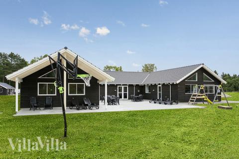 Detta stora poolsommarhus ligger vid det vackra Asserbo – mellan Tisvildeleje och Liseleje.