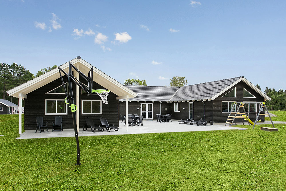 Detta stora poolsommarhus ligger vid det vackra Asserbo – mellan Tisvildeleje och Liseleje.