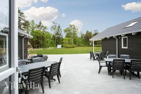 Lyxstuga nr 350 har en härlig terrass med sköna trädgårdsmöbler för 24 personer.