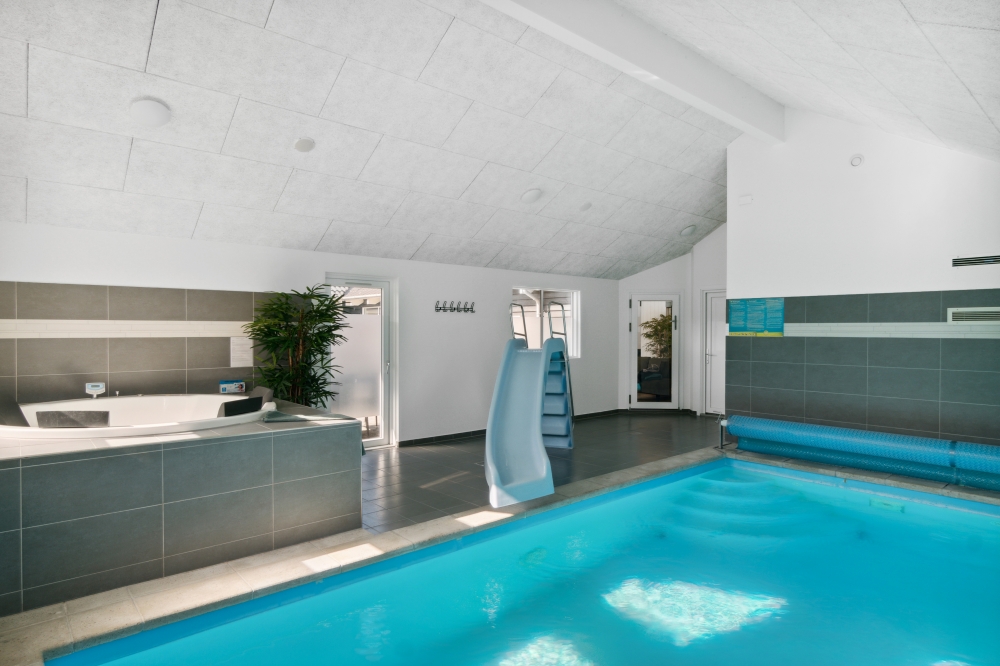 Den härliga poolen i lyxstuga nr 350 för 24 personer