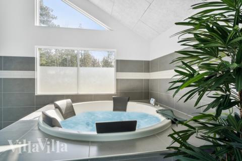 Njut av spabadets värme i lyxstuga nr 350 i Nordsjälland