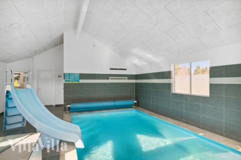 Sommarstuga 350 är inredd med en smakfull poolavdelning som har vattenrutschbana, ett stort inbyggt spapad och bastu