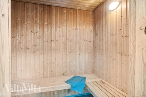 Njut av bastuvärmen i lyxstuga nr 350 för 24 personer