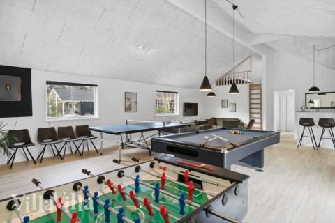 Förutom de många timmar som du kan tillbringa i stugans poolavdelning erbjuder lyxstuga 350 även biljard, bordtennis och dart