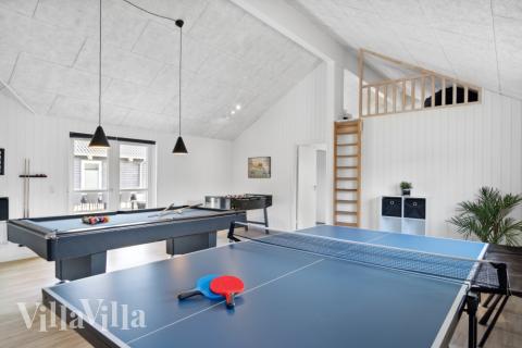 Lyxstuga 350 för 24 personer har ett stort aktivitetsrum med bl.a. biljard och dart