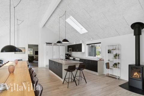 Vardagsrummet i lyxstuga nr. 350 har plats för 24 personer.