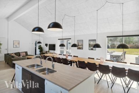 Köket i lyxstuga nr 350 är generöst inrett.