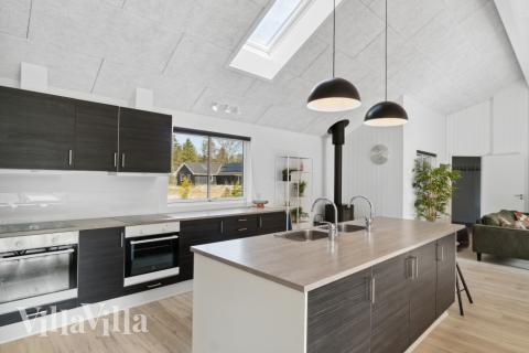 Köket i lyxstuga nr 350 är utrustat så att ni kan laga mat till 24 personer.