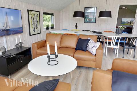 Det stora ljusa vardagsrummet i lyxstuga nr 349 för 14.