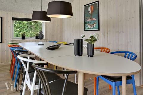 Vardagsrummet i lyxstuga nr. 349 har plats för 14 personer.