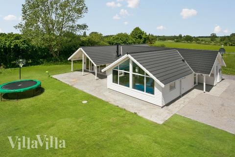 Välkommen till detta välinredda Skanlux-hus nära Råbylilles härliga strand och områdas stora utbud av spännande upplevelser. 