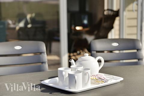 Njut av en grillkväll på terrassen i lyxstuga nr 349 i Lolland/Falster/Møn