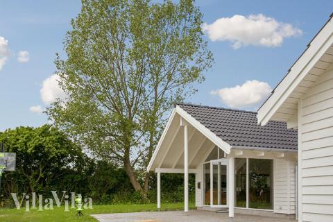 Lyxstuga nr 349 har en härlig terrass med sköna trädgårdsmöbler för 14 personer.