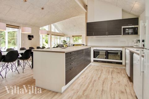 Köket i lyxstuga nr 355 är utrustat så att ni kan laga mat till 18 personer.