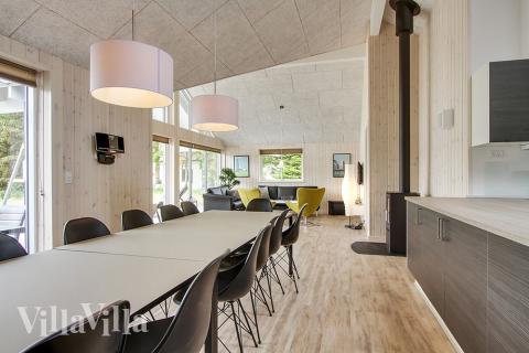 Vardagsrummet i lyxstuga nr. 355 har plats för 18 personer.