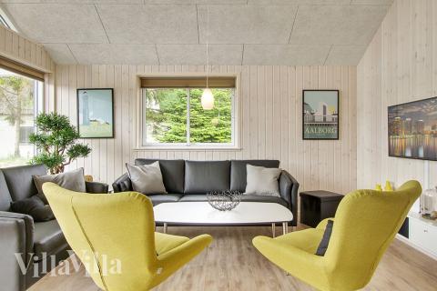 Det stora ljusa vardagsrummet i lyxstuga nr 355 för 18.