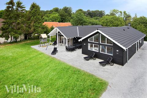 Den praktfulla poolstugan nr 355 med plats för 18 personer ligger i Fyn och öar