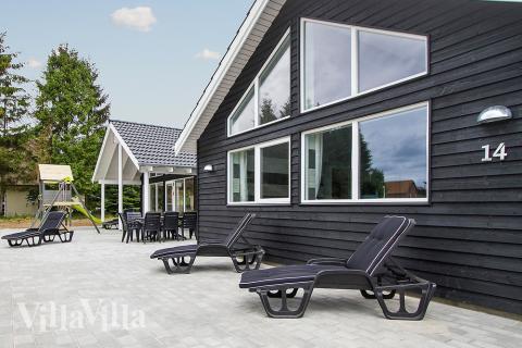 Lyxstuga nr 355 har en härlig terrass med sköna trädgårdsmöbler för 18 personer.