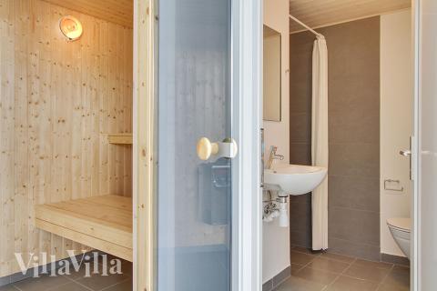 Njut av bastuvärmen i lyxstuga nr 355 för 18 personer