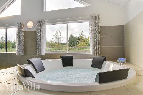 Njut av spabadets värme i lyxstuga nr 356 i Østjylland