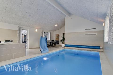 Sommarstuga 356 är inredd med en smakfull poolavdelning som har vattenrutschbana, ett stort inbyggt spapad och bastu