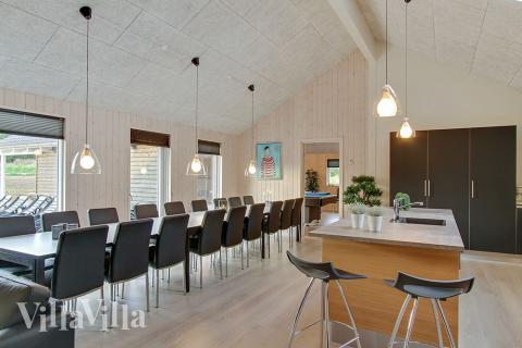 Det stora ljusa vardagsrummet i lyxstuga nr 356 för 20.