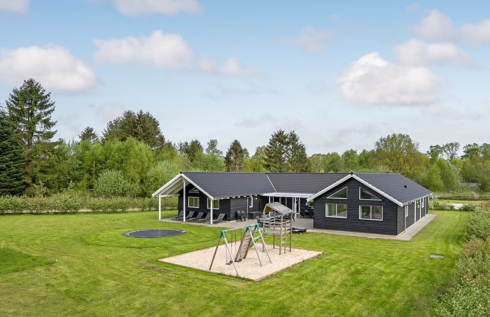 Den praktfulla poolstugan nr 356 med plats för 20 personer ligger i Østjylland