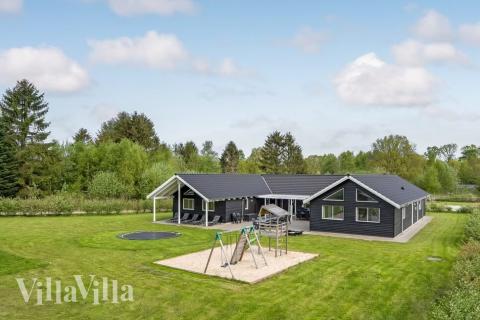 Den praktfulla poolstugan nr 356 med plats för 20 personer ligger i Østjylland
