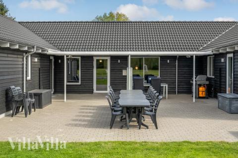 På terrassen i sommarhus nr 356 finns det plats för upp till 20 gäster.