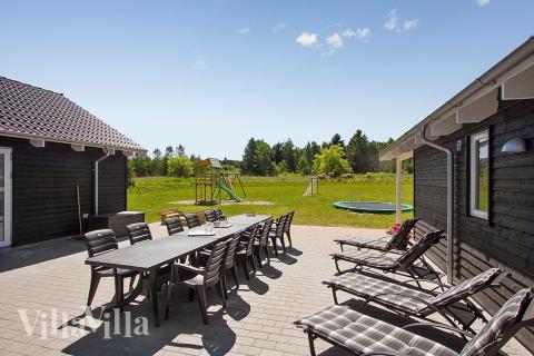 Lyxstuga nr 356 har en härlig terrass med sköna trädgårdsmöbler för 20 personer.