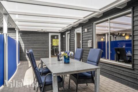 Njut av en grillkväll på terrassen i lyxstuga nr 356 i Østjylland