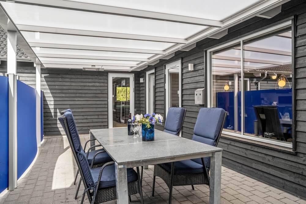 Njut av en grillkväll på terrassen i lyxstuga nr 356 i Østjylland