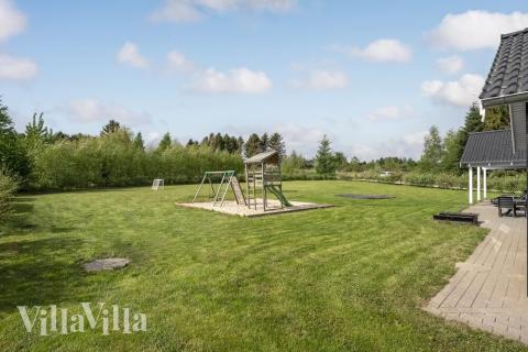 Till den trevliga sommarstugan nr 356 i Østjylland erbjuds en mängd utomhusaktiviteter, t.ex. lektorn och gungor