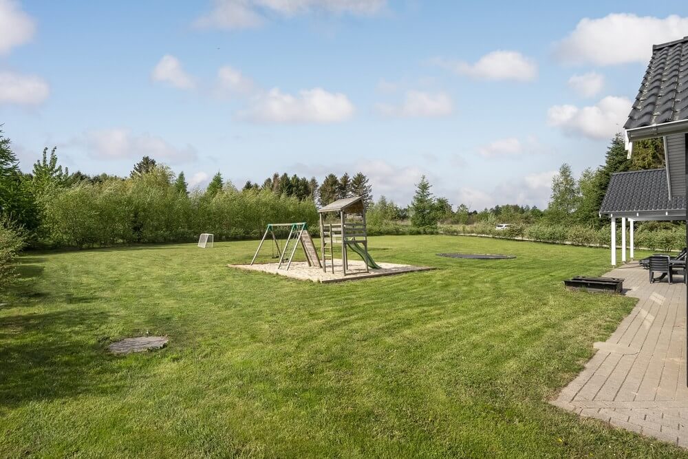 Till den trevliga sommarstugan nr 356 i Østjylland erbjuds en mängd utomhusaktiviteter, t.ex. lektorn och gungor