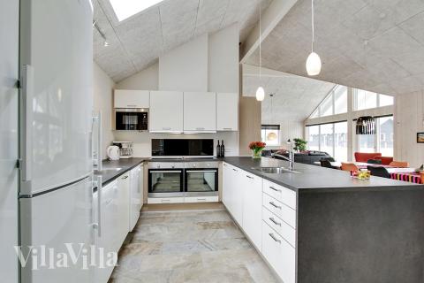 Köket i lyxstuga nr 358 är utrustat så att ni kan laga mat till 18 personer.