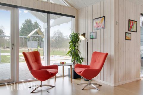 Vardagsrummet i lyxstuga nr. 358 har plats för 18 personer.