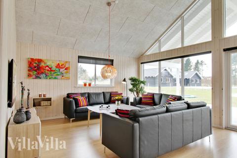 Det stora ljusa vardagsrummet i lyxstuga nr 358 för 18.