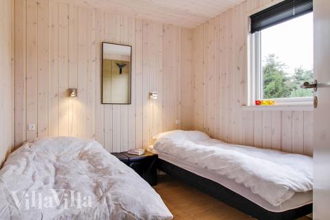 Ett av de 7 utmärkta sovrummen i lyxstuga nr 358 i Østjylland.